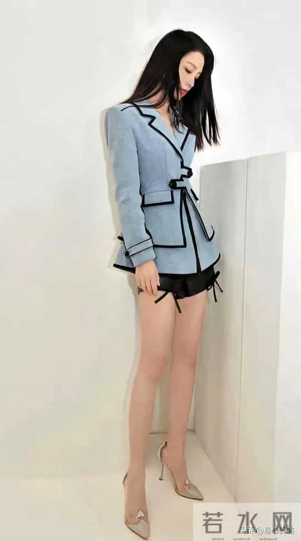 李沁的腿为何称为顶级纤细不失力量感完美契合她外柔内刚的气质