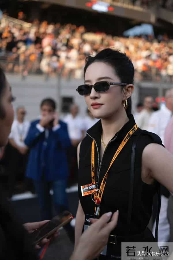 刘亦菲现身阿布扎比观看F1 高马尾短裙造型又美又飒 这状态无敌了