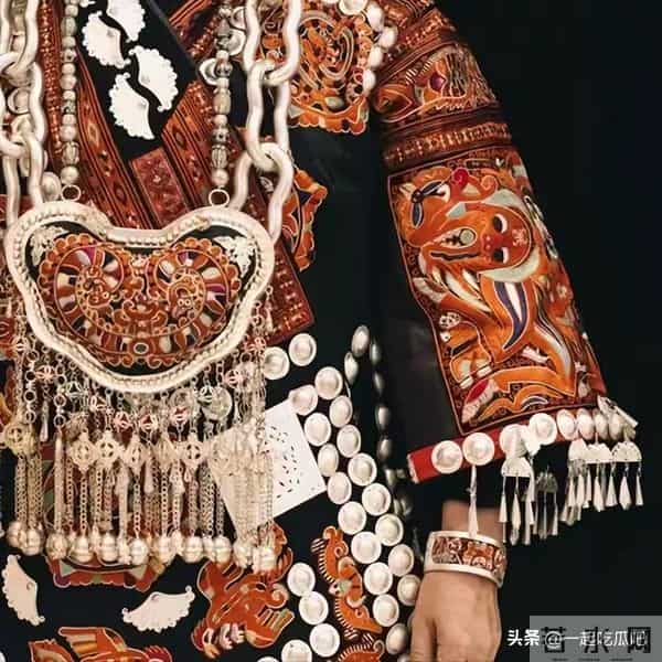 何赛飞刘晓庆逛苗服店,随便一件就是上百万,宁静也蒙圈了