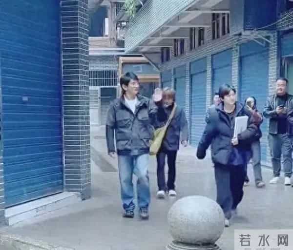 武汉偶遇惊喜！吴奇隆极简风造型曝光，中年男人穿衣教科书！