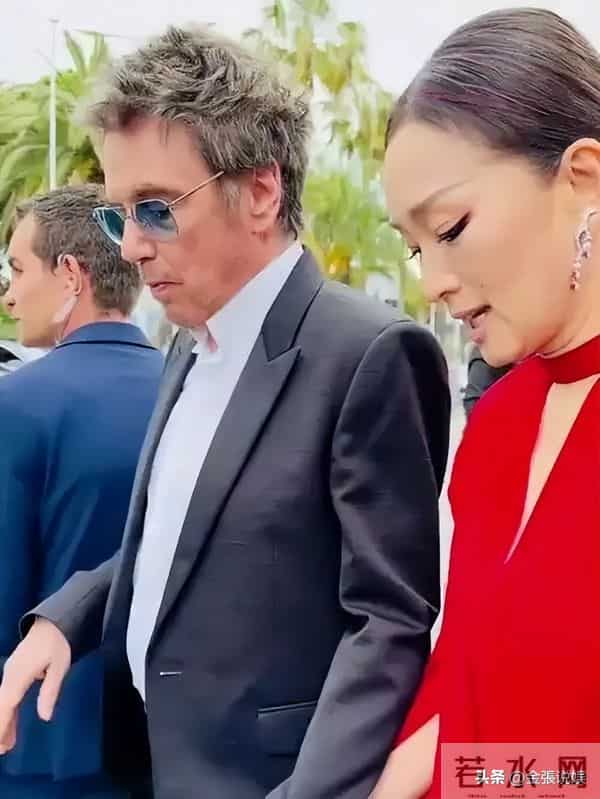 恩爱了6年,76岁的法国老公衰老萎缩,59岁的巩俐正绚烂如花