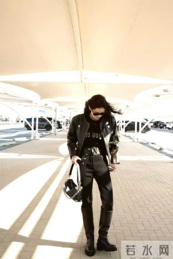 欧阳娜娜现身阿布扎比亚斯！修身皮上衣+长裤，甜妹变“酷姐”