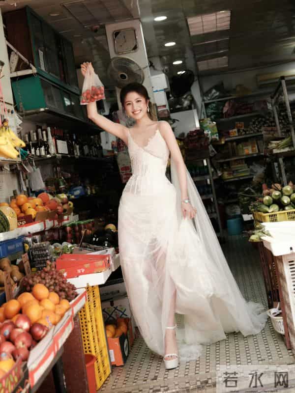 李兰迪蕾丝吊带裙