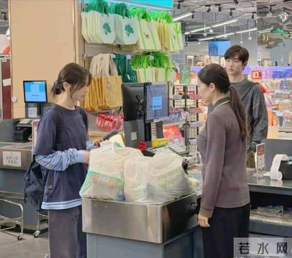 杨超越在珠海一家超市购物被偶遇，她脸好小，长得很瘦像个高中生