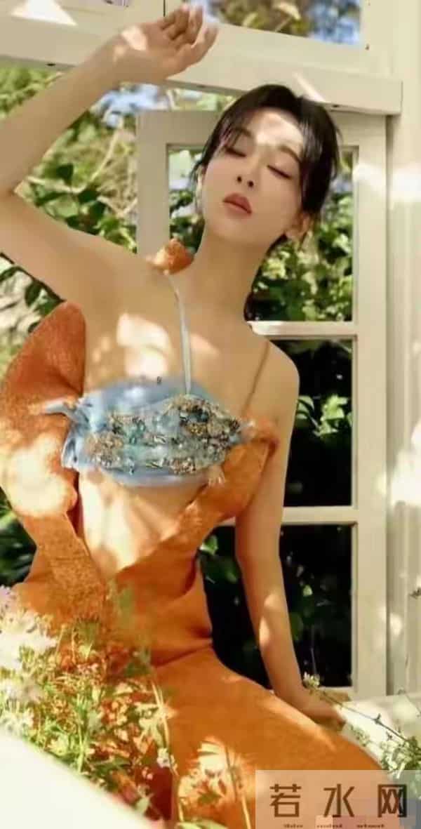 杨紫身材杀疯了！直角肩蜜腿腰惊呆网友