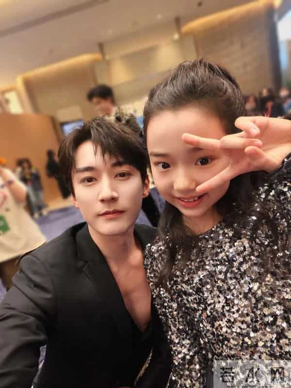 董璇9岁女儿小酒窝现身尖叫之夜!和“17位”顶流亲密合影 太爽了