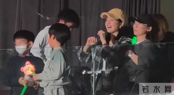 陈妍希和谢楠带娃看演唱会！7岁吴所惧环抱8岁小星星，高冷似陈晓