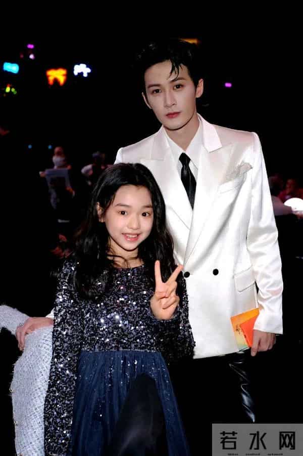 尖叫之夜众星云集,小酒窝却成最大赢家,晒17张明星合影出尽风头