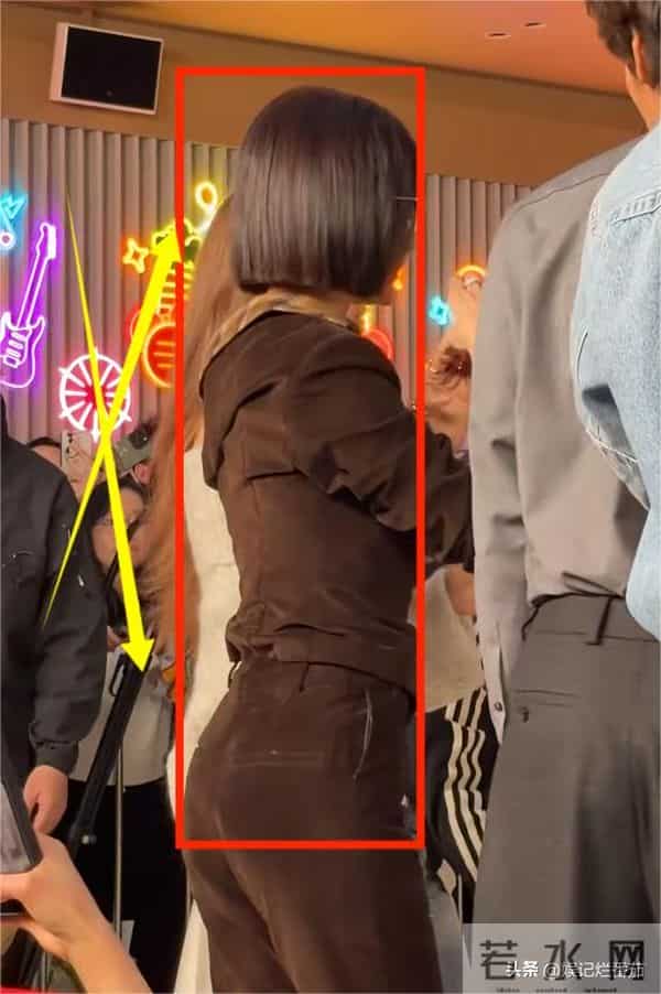 秦岚剧宣直接上手,又撅屁股又比心,钟汉良尴尬的表情挂不住