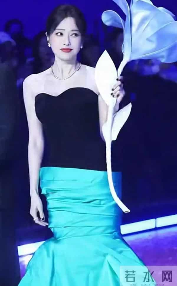 秦岚亮相2025尖叫之夜,黑绿长裙造型美如人鱼,腰臀比惊人