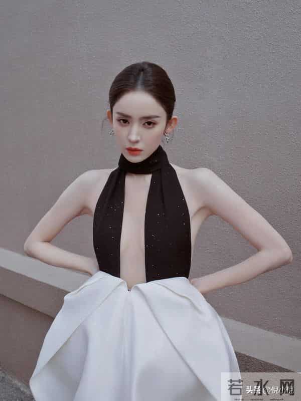 古力娜扎绝美造型，一袭露背黑裙，性感迷人
