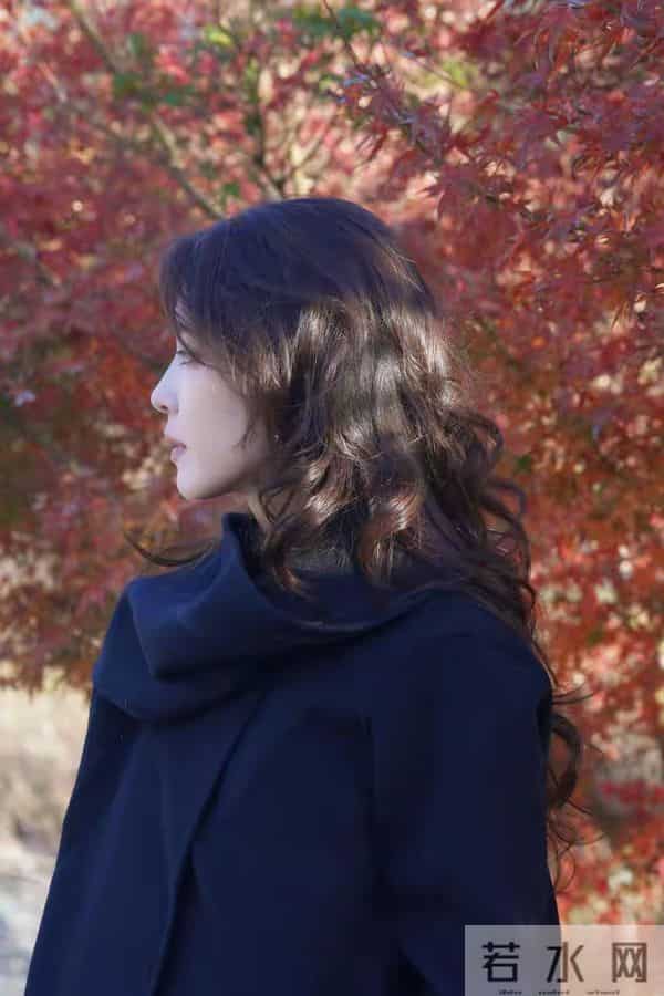 李云霄分享最新美照，简约穿搭配微卷发，美得那么耀眼