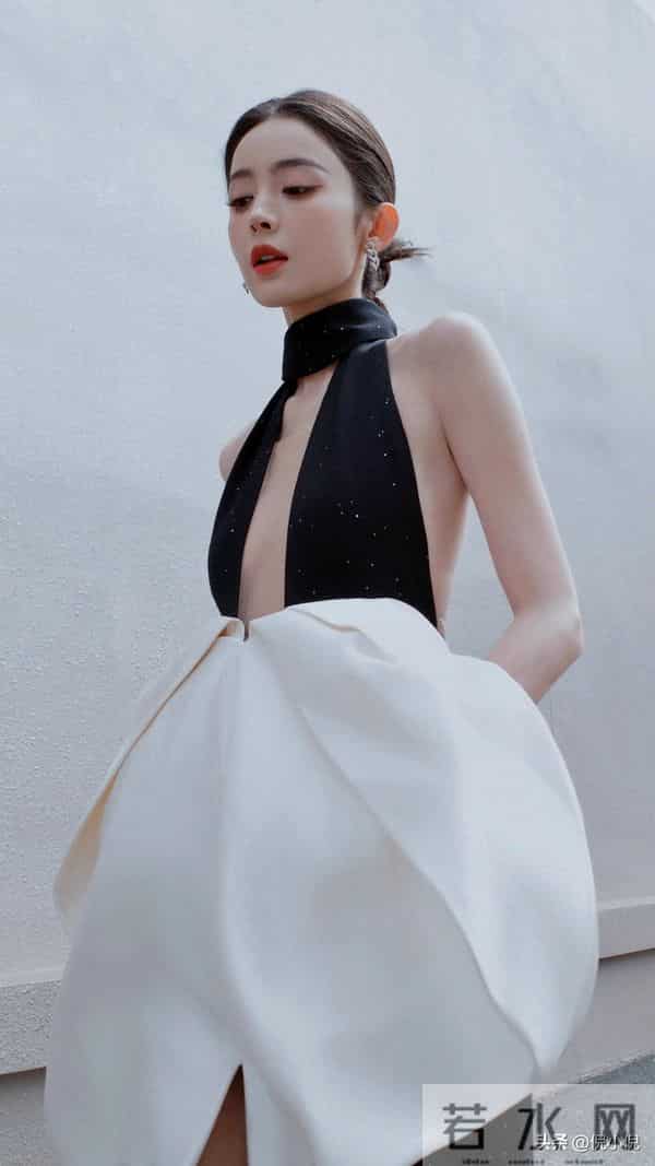古力娜扎绝美造型，一袭露背黑裙，性感迷人