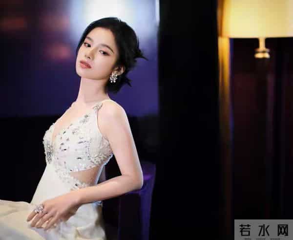 张婧仪 吊带深v连衣裙 性感美丽