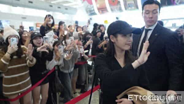 直击/IU机场淡妆超仙现身!360度转圈给粉丝拍 暖心对眼打招呼