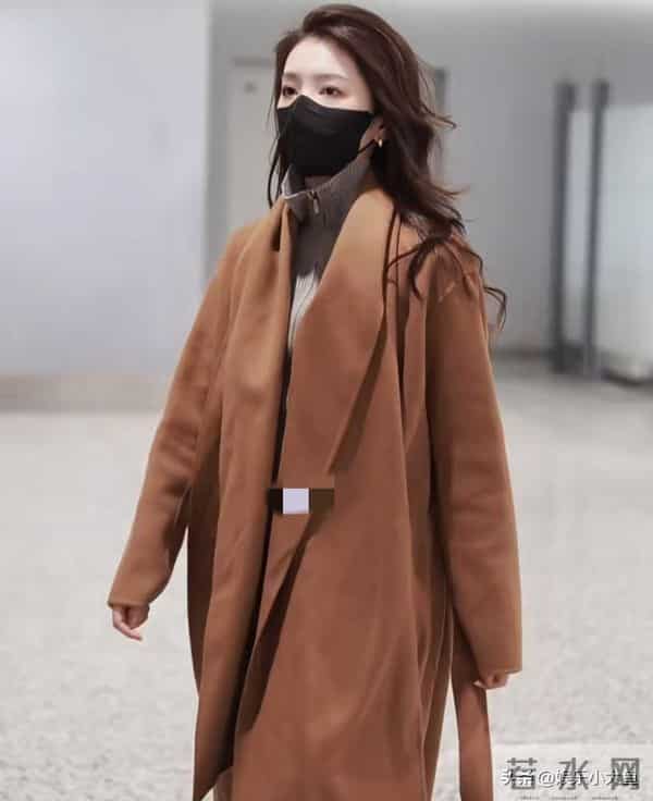李云霄杭州机场被偶遇,穿棕色翻领长款大衣,好温柔气质美到犯规
