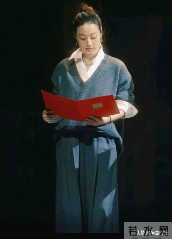 马伊琍回母校上戏参加80年校庆，她穿着白衬衫外搭羊毛衫，好干练