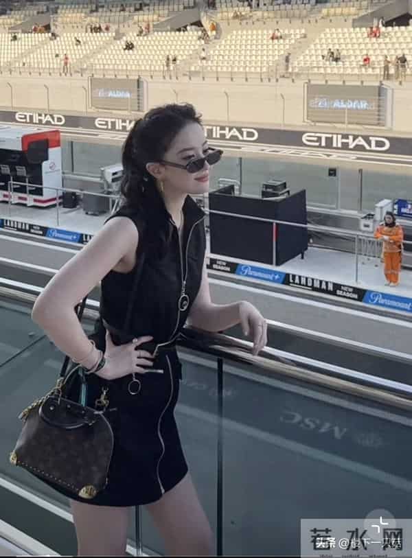 刘亦菲扎高马尾 穿LV无袖连衣短裙看F1 皮肤白得发光 美得肆意又张扬