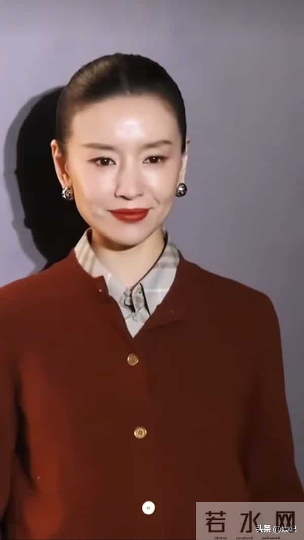 45岁董洁活动穿搭：针织开衫+半身裙，干练又知性，状态真好啊