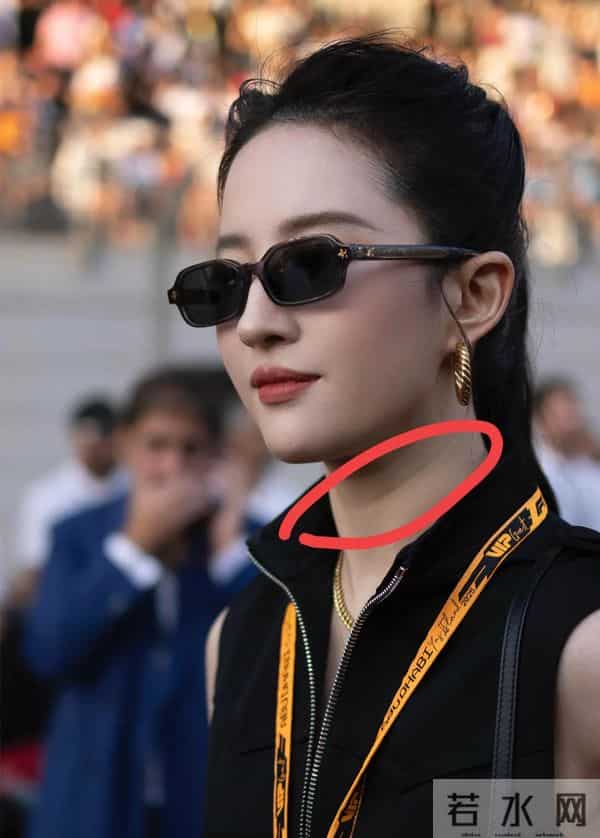 刘亦菲现身F1赛场,颜值依然惊艳,只是被颈纹和拜拜肉抢了镜
