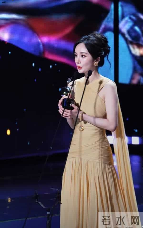 杨幂一袭暖黄长裙登爱奇艺尖叫之夜，领奖造型美到犯规