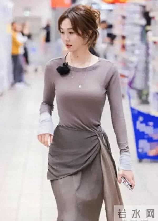 看39岁姜妍的穿搭，我发现：修身衣+西装阔腿裤，简约又高级！