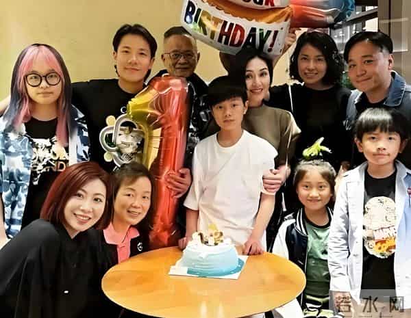 “杨千嬅13岁儿子惊艳亮相！身高突破170，眉眼鼻脸型全随爸！