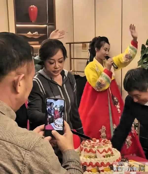 刘晓庆过75岁的生日画面曝光 打扮好朴素，脸色憔悴