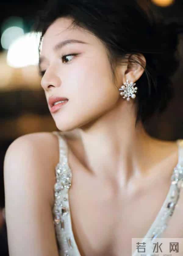 张婧仪 吊带深v连衣裙 性感美丽