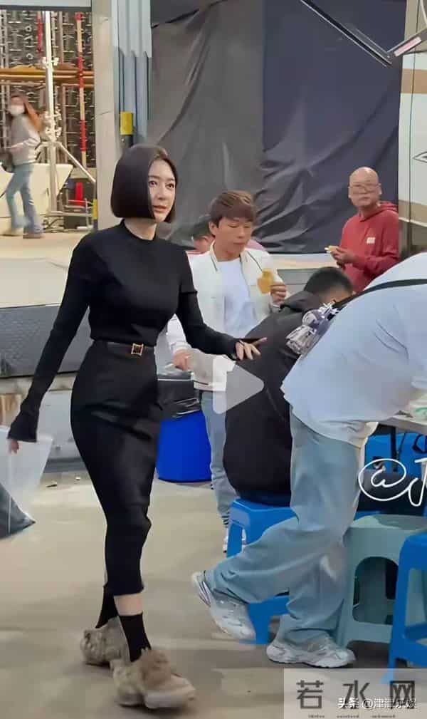 秦岚变化太大了，胸很大，腰很细，臀部很大，身材有点像芭比娃娃