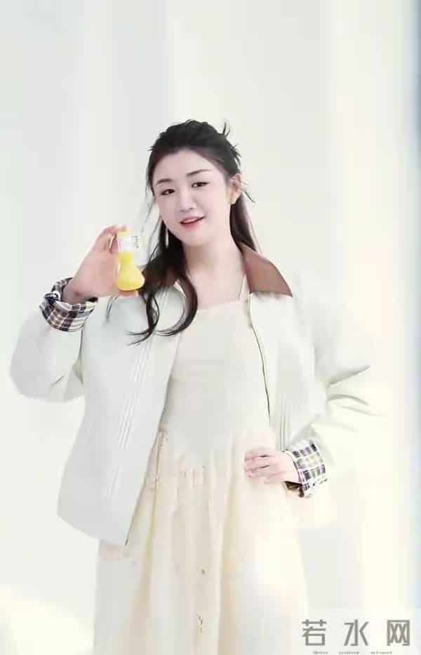 陈梦最新广告拍摄花絮，半扎发造型美得似公主，笑靥如花灵动可爱