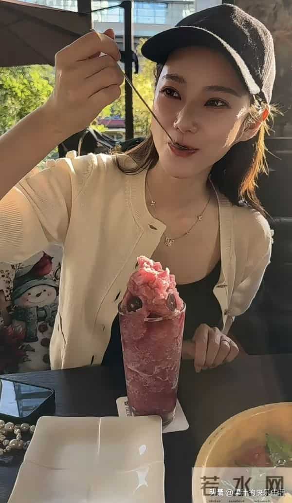 小菲回湾湾 带玥儿逛街吃松饼,玥儿小举动,透露她和筱梅真实关系