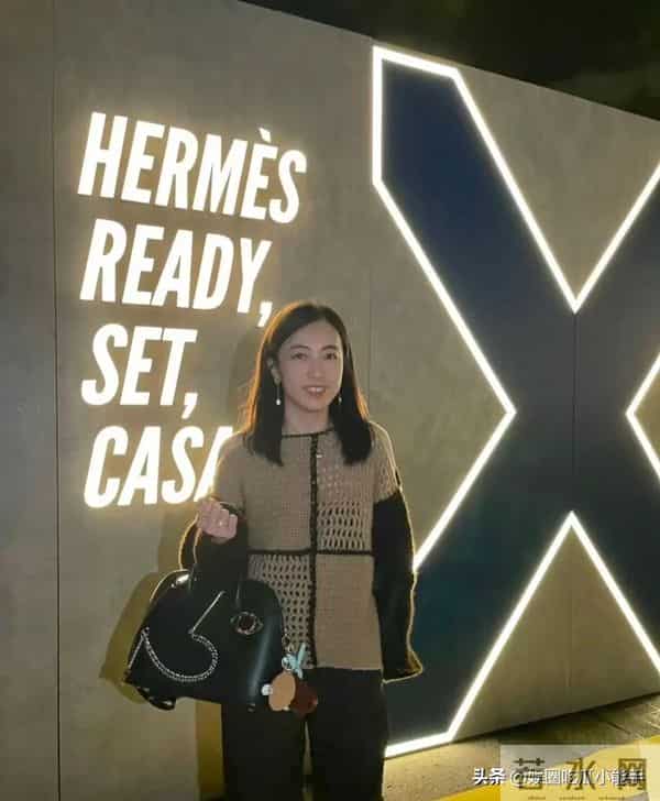 刘銮雄甘比出席活动，看起来像父女，甘比强颜欢笑似乎嫌弃刘銮雄