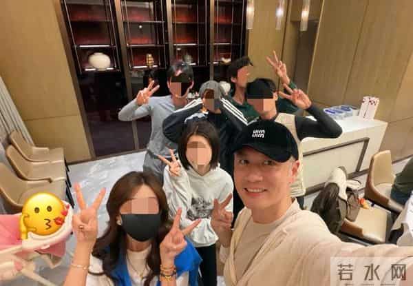 孙骁骁称任重是救赎 疑内涵前任 穿情侣装 牵手像两代人 女儿坐