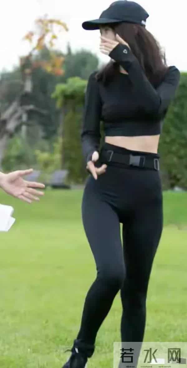 李菲儿瑜伽裤穿搭，这腿！这腰！黄金三围可不是吹的！