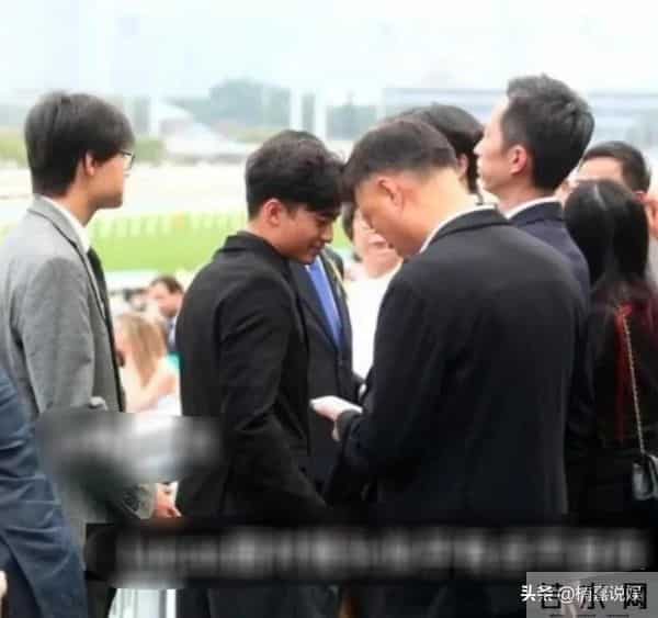 谢霆锋儿子Lucas现身马场，个子不高，肤色偏黑，侧颜像极了爸爸