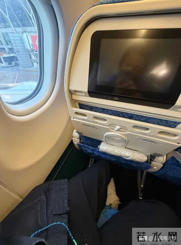 吴千语老公坐经济舱遭网友质疑，施伯雄礼貌淡定回应，价值观获赞