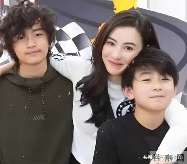 谢霆锋大儿子现身香港马场看比赛,18岁谢振轩穿黑色西装帅气十足