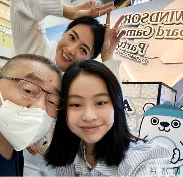 74岁刘銮雄坐轮椅现身，站立需搀扶洁癖严重，甘比一脸疲惫气色差