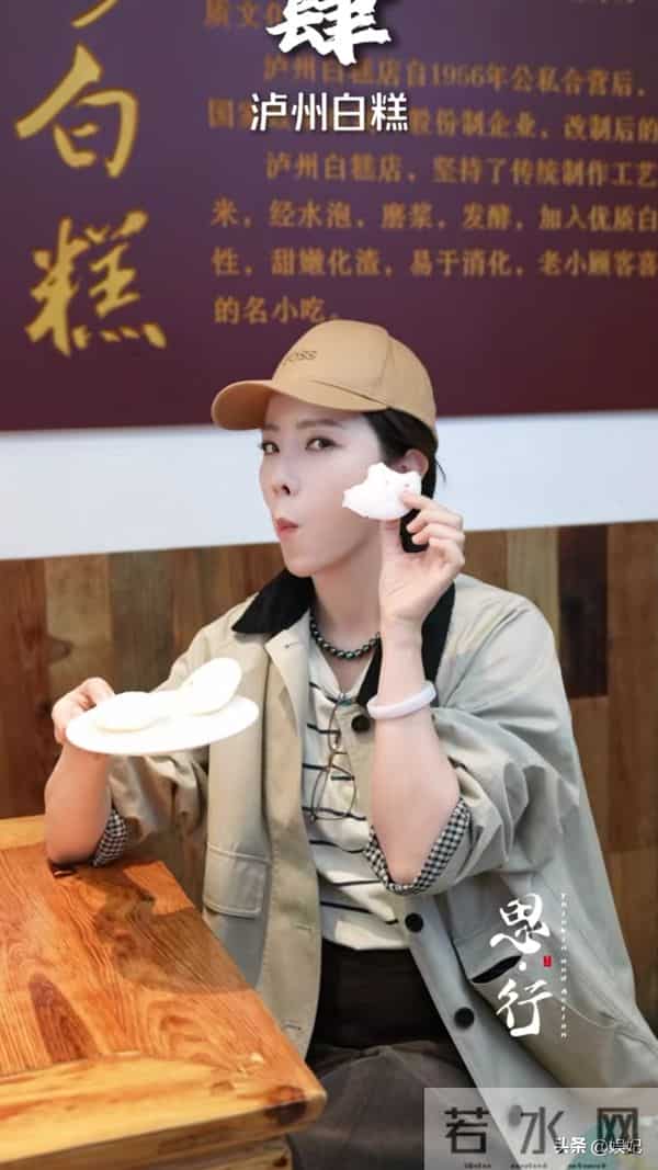 39岁李思思晒游玩穿搭：刺绣背心+半身裙，优雅从容，嫩得像28岁