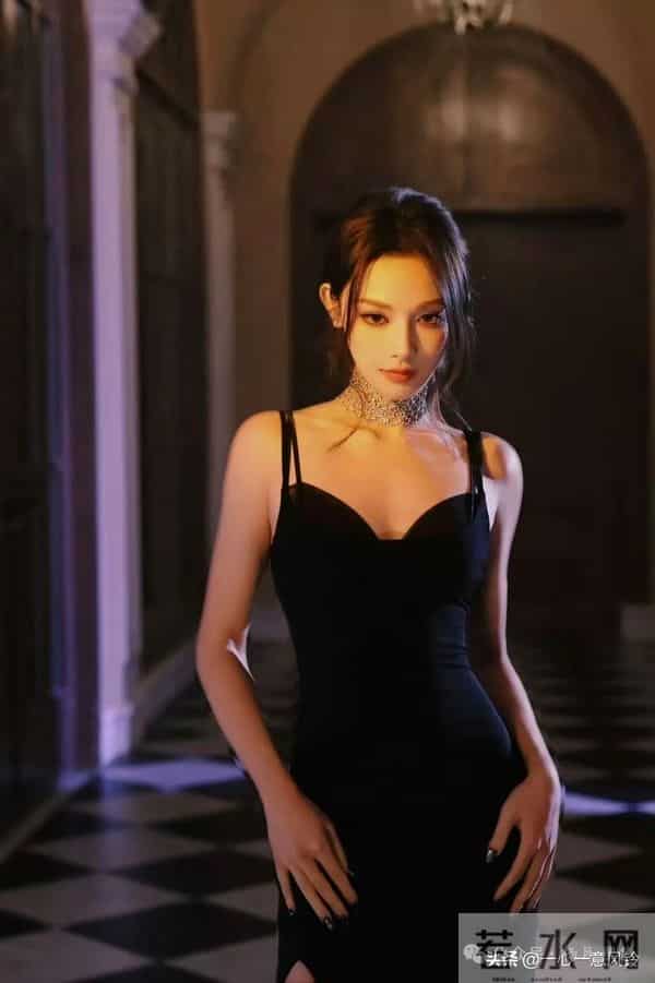 彭小苒红唇+黑色战袍完美狙击，这背这腰是真实存在的吗