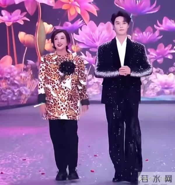 澳门这晚，杨幂罕秀性感，蓝盈莹气场十足，都败给了75岁的刘晓庆