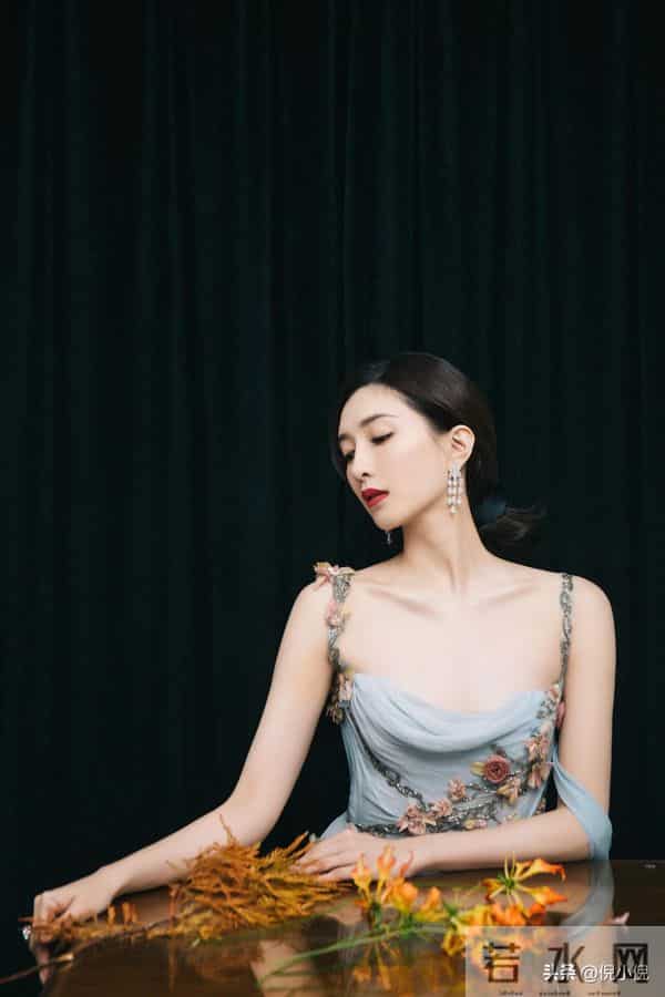 江疏影~COSMO时尚盛典定妆照,好美