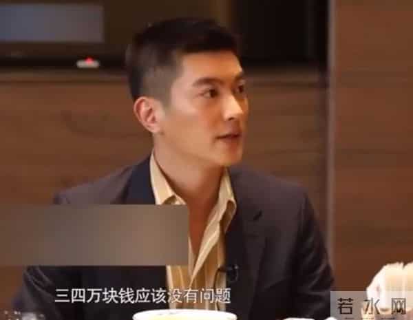 45岁霍思燕现身机场，貂皮配皮靴子老土显矮，杜江打扮的像个大爷