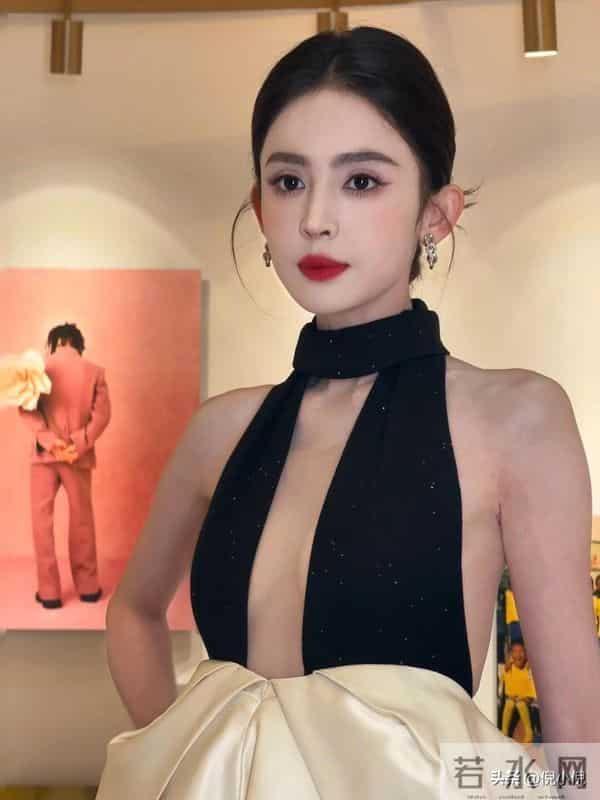 古力娜扎绝美造型，一袭露背黑裙，性感迷人