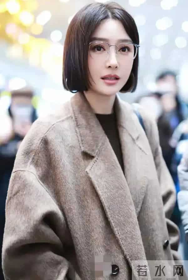 46岁秦岚身穿棕牦牛绒长款大衣赴爱奇艺尖叫之夜,太时尚大气