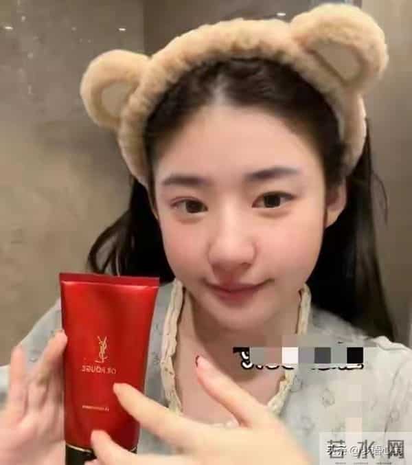 带娃就诊遭抓拍,黄一鸣女儿名字流出,网友:王思聪亏大了