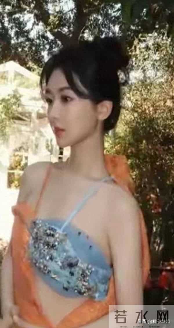 杨紫身材杨柳细腰!直角肩蜜腿腰、皮肤细嫩网友:哇塞美爆了