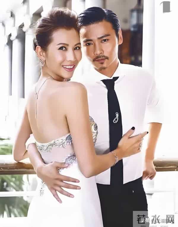 52岁蔡少芬排队买早饭 身高腿长 前凸后翘 难怪张晋对她生理性喜欢