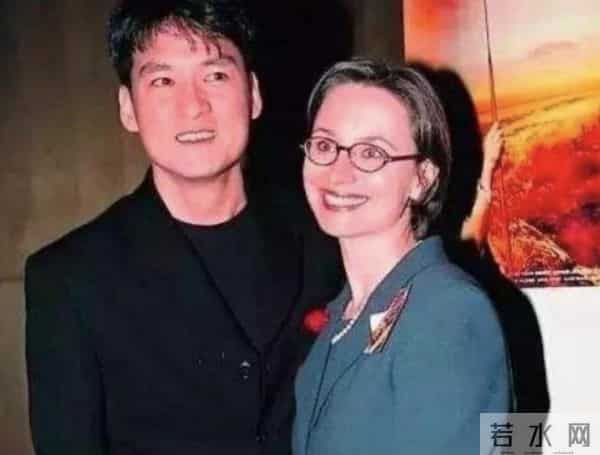 太情义！64岁周华健回汕头祭祖，捐1w现金，大合影家族基因好强大